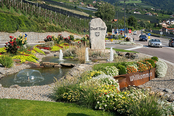 Anreise mit dem Auto zum Innermelaunhof unterhalb von Dorf Tirol, Südtirol