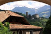 Schloss Tirol mit Frühlingsblüte